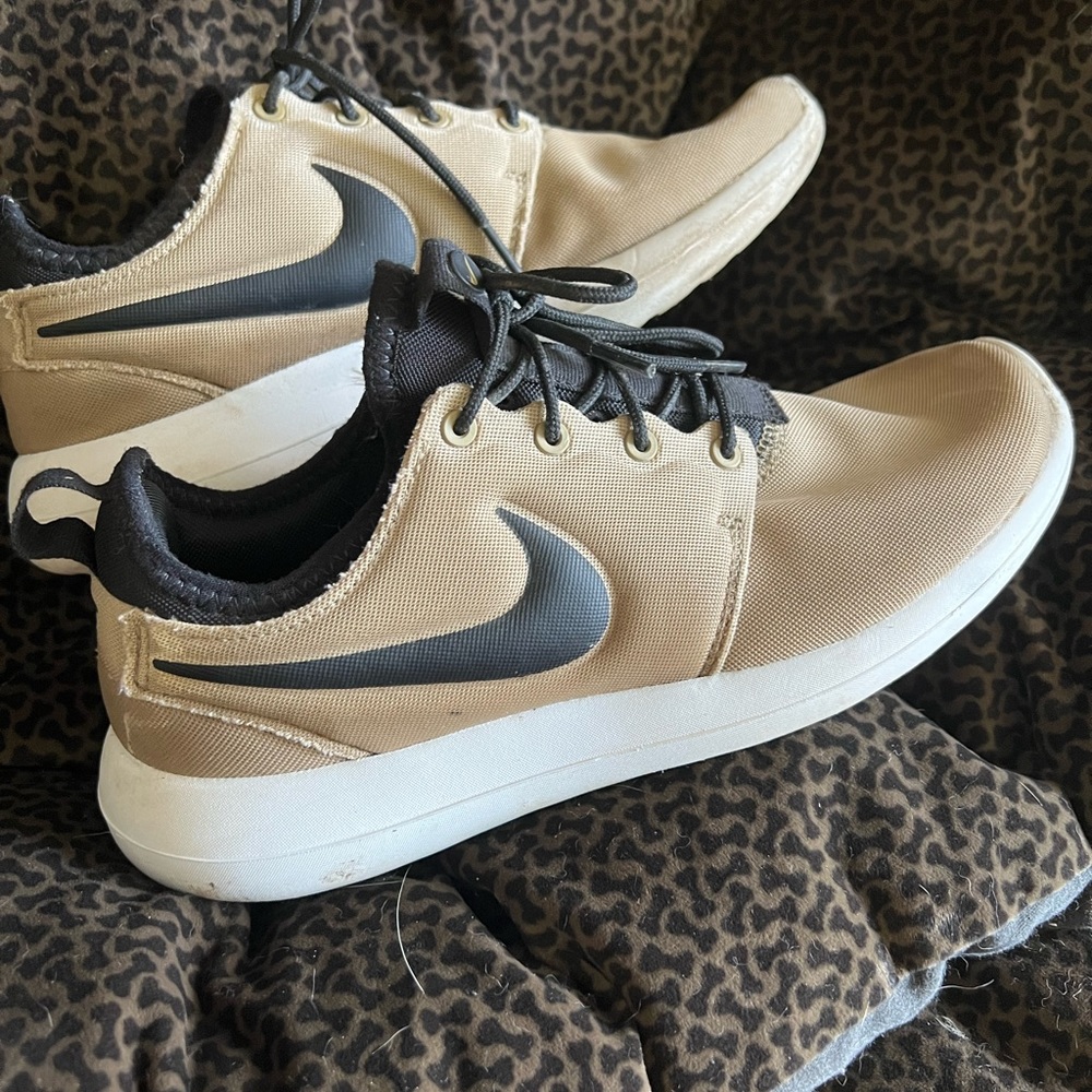 Nike Roshe Beige and Black women’s running shoes size 7.5